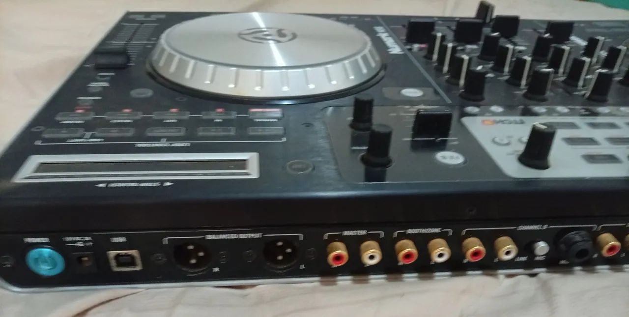 Controladora de  DJ de 4 canais com mixer embutido. Numark NS6 - Foto 2