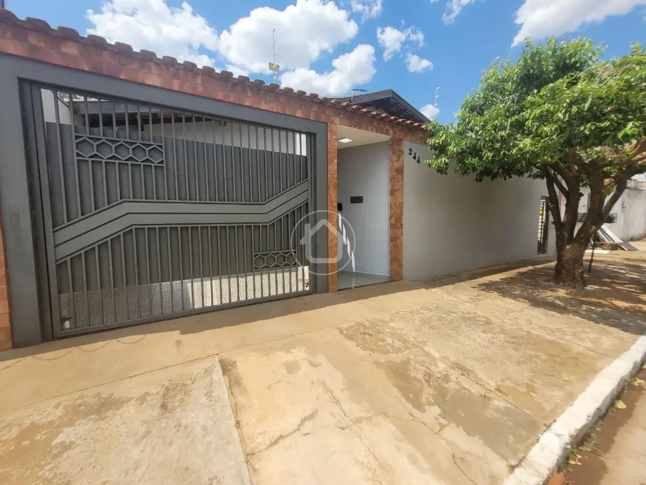 SOBRA DE TERRENO/SUÍTE COM CLOSET