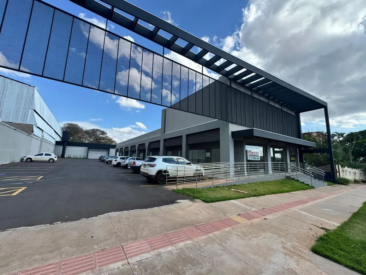 Sala comercial ampla em galeria p/ locação - São Francisco