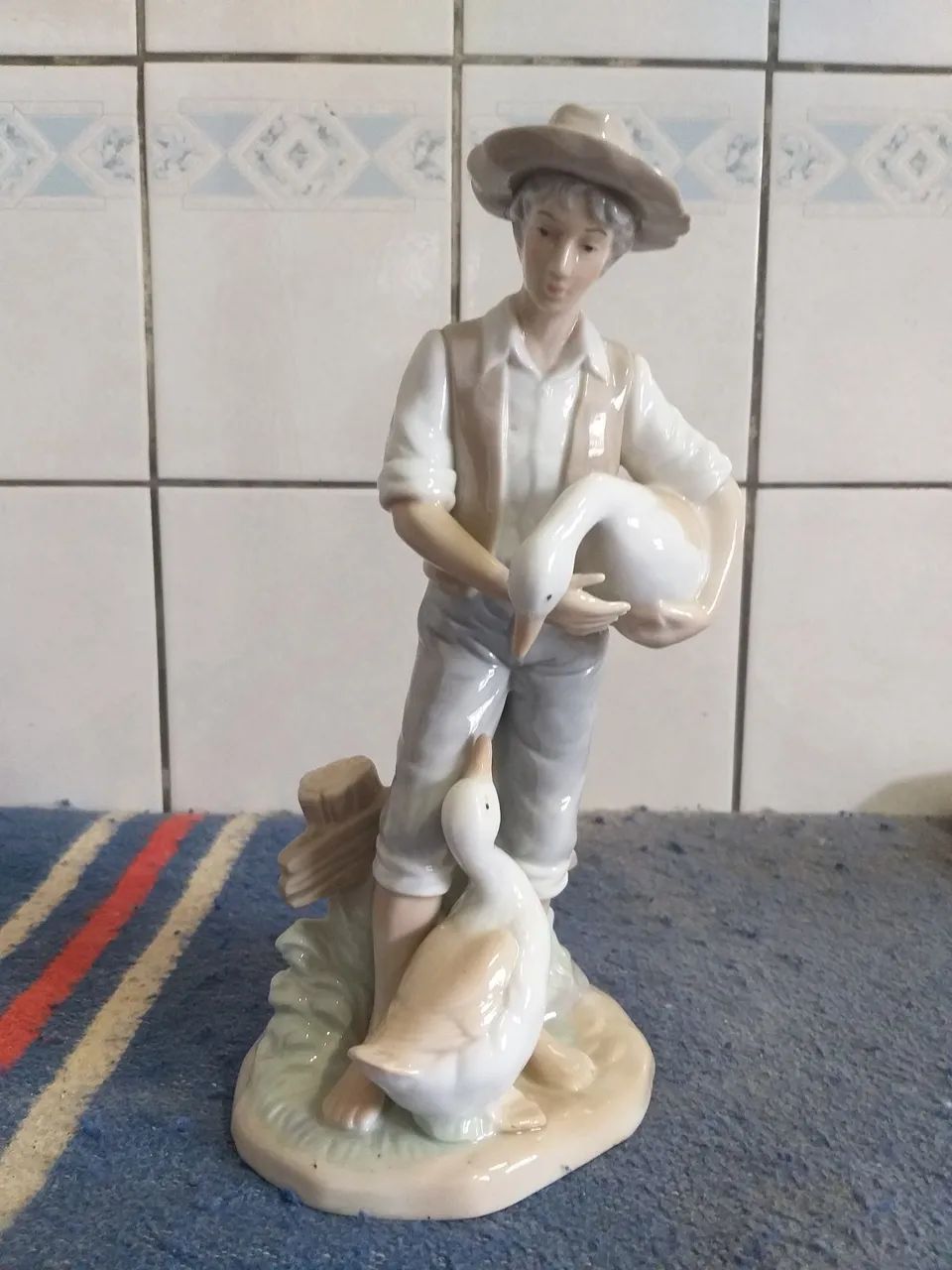 Estatueta em porcela espanhola Monti Piero, jovem camponês com seus Gansos. 