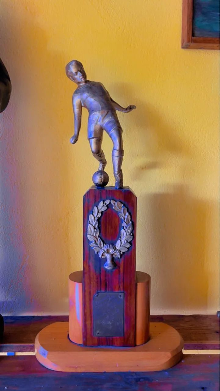 Lindo troféu de futebol antigo da marca Piazza