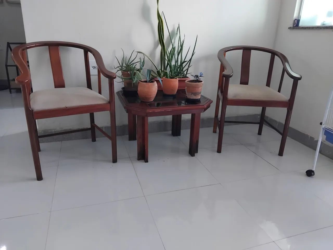 Conjunto de 2 namoradeira e um centro de madeira maciça 