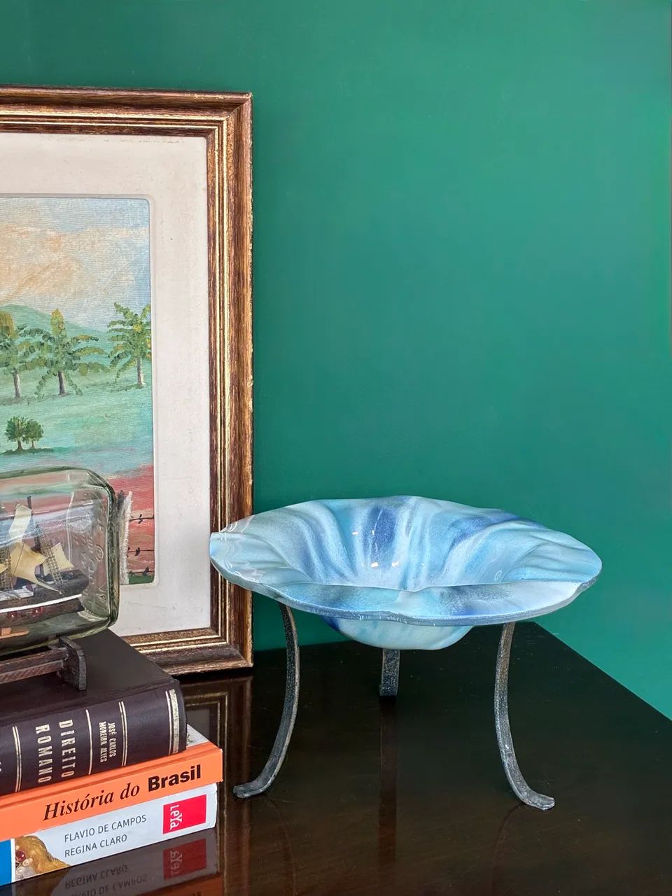 Centro de mesa com vidro pintado em tons de azul e branco + base de ferro