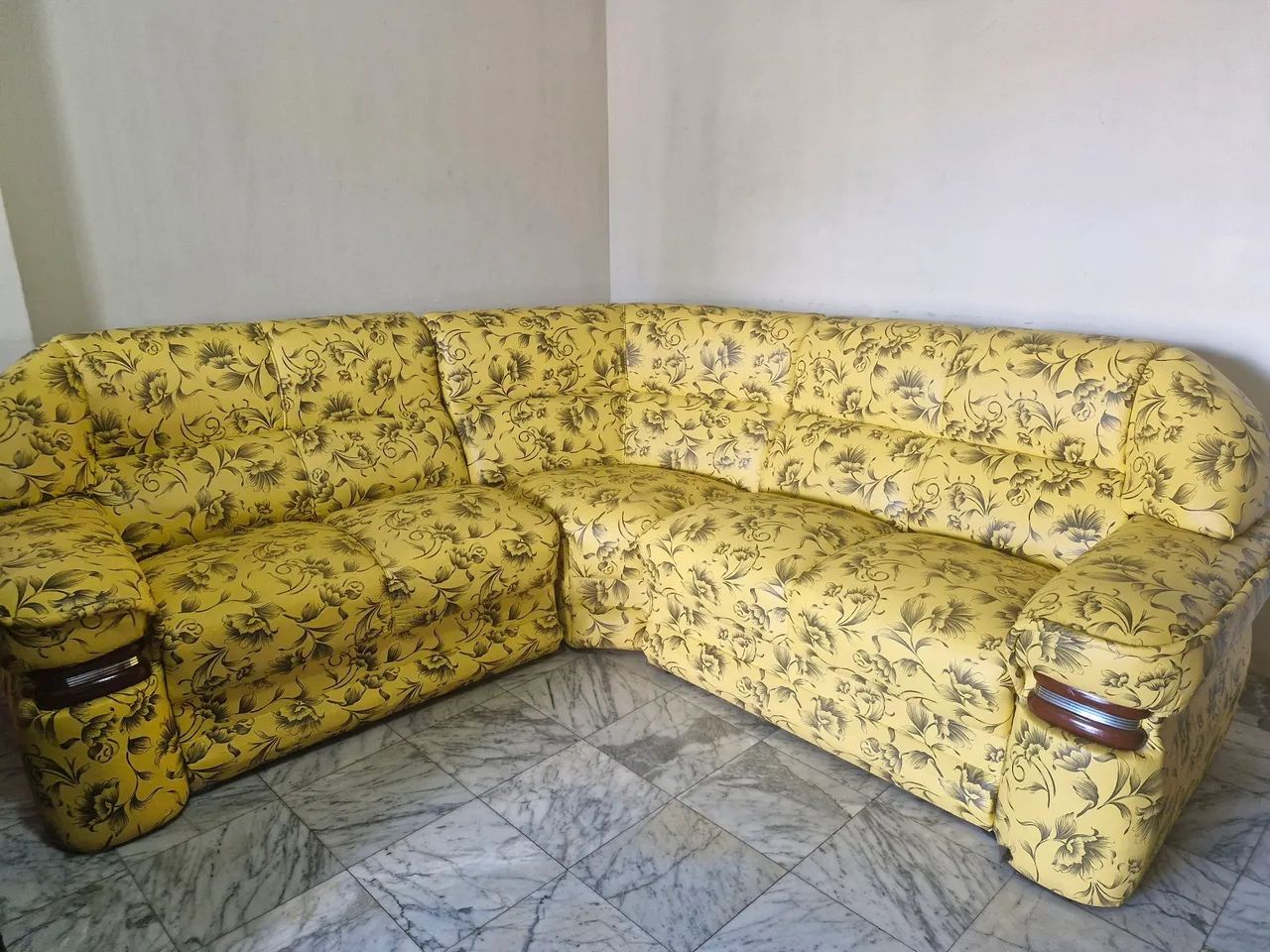 3-Module Sofa, Semi-Circular Shape, in Excellent Condition.463754251753246720