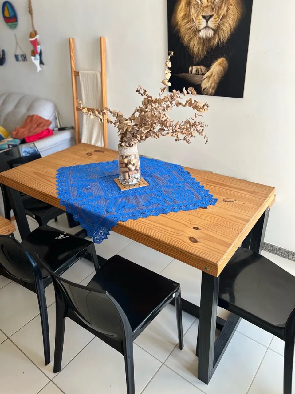Mesa com 4 cadeiras e três bancos. (Duas almofadas de brinde) - Foto 3