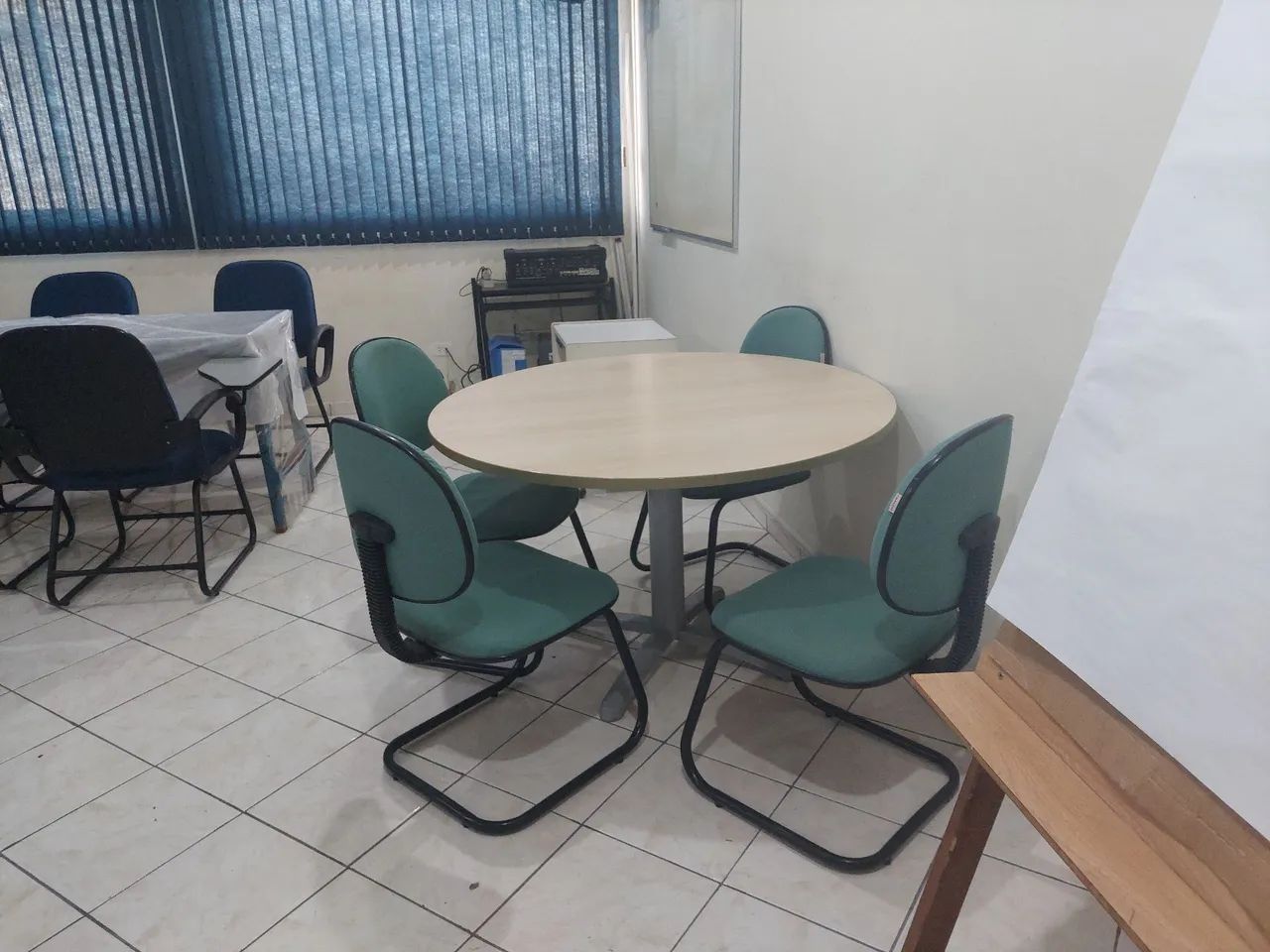 Mesa com 4 cadeiras almofadadas - Foto 2