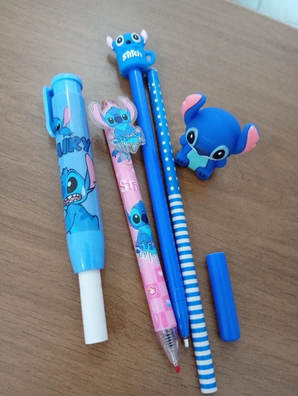 Stitch 5 itens com 2 canetas em gel, 1lápis, 1apontador e 1borracha retrátil 