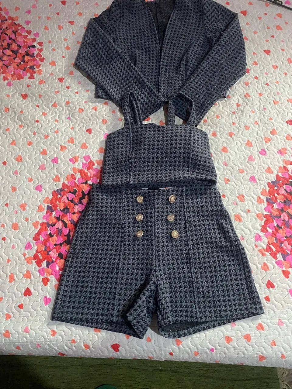 Conjunto Em alfaiataria cropedy com Bojo , Blazer e Shorte com zíper Atraz .