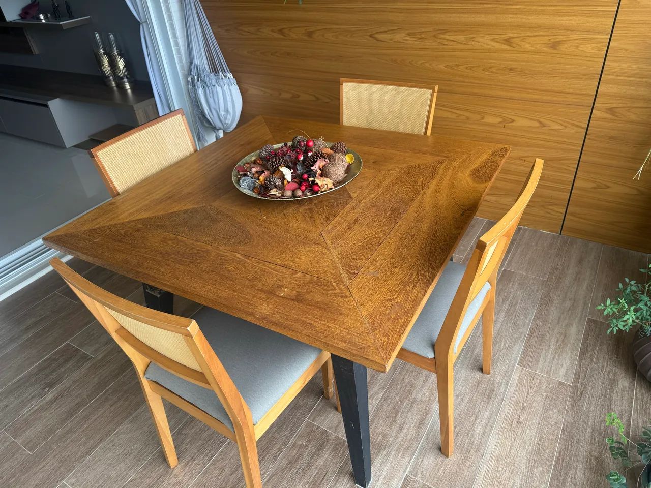 Vendo essa linda mesa quadrada de madeira nobre