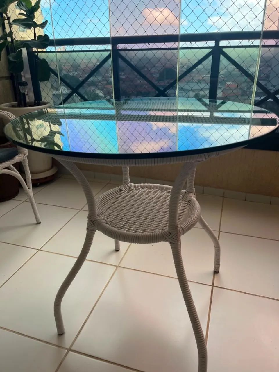 Vendo lindo Conjunto para Varanda com Mesa de Vidro redondo e 4 Cadeiras - Foto 3