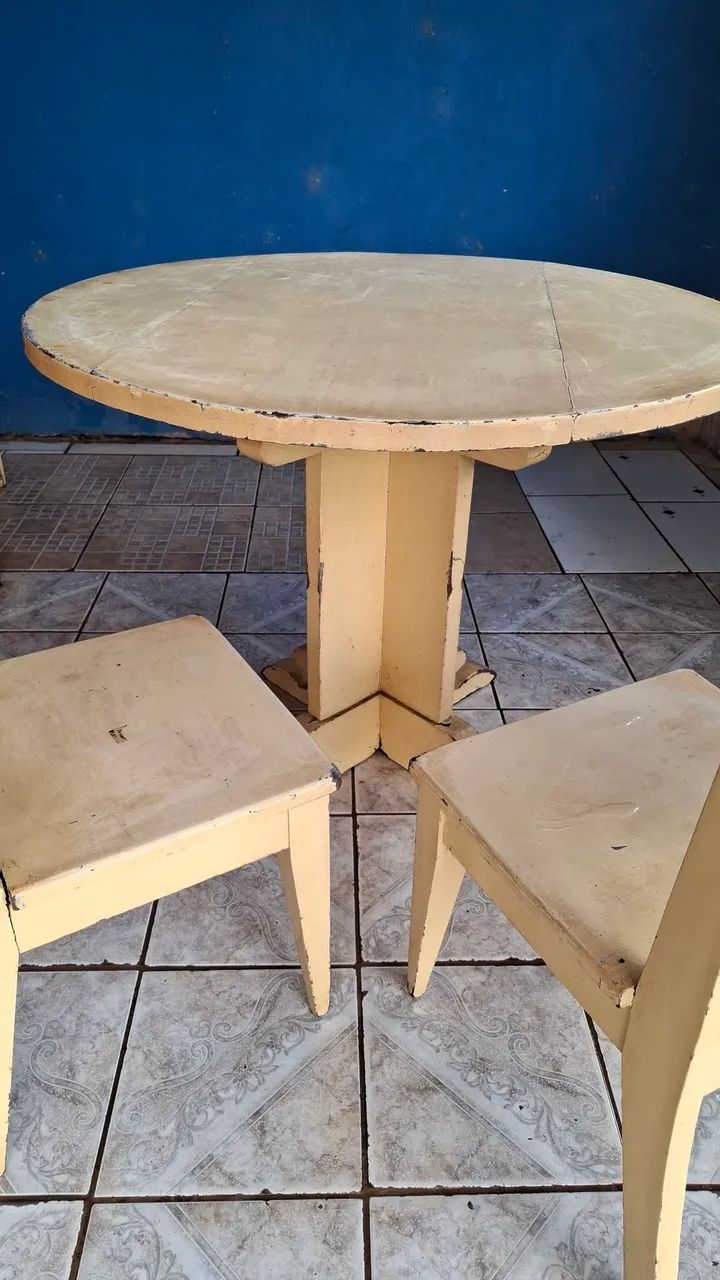Mesa de madeira pesada com 2 cadeiras  - Foto 2