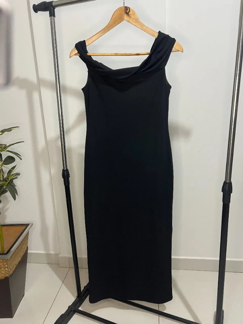 VESTIDO MIDI PRETO ZARA COM DECOTE OMBRO A OMBRO - CLÁSSICO E ATEMPORAL