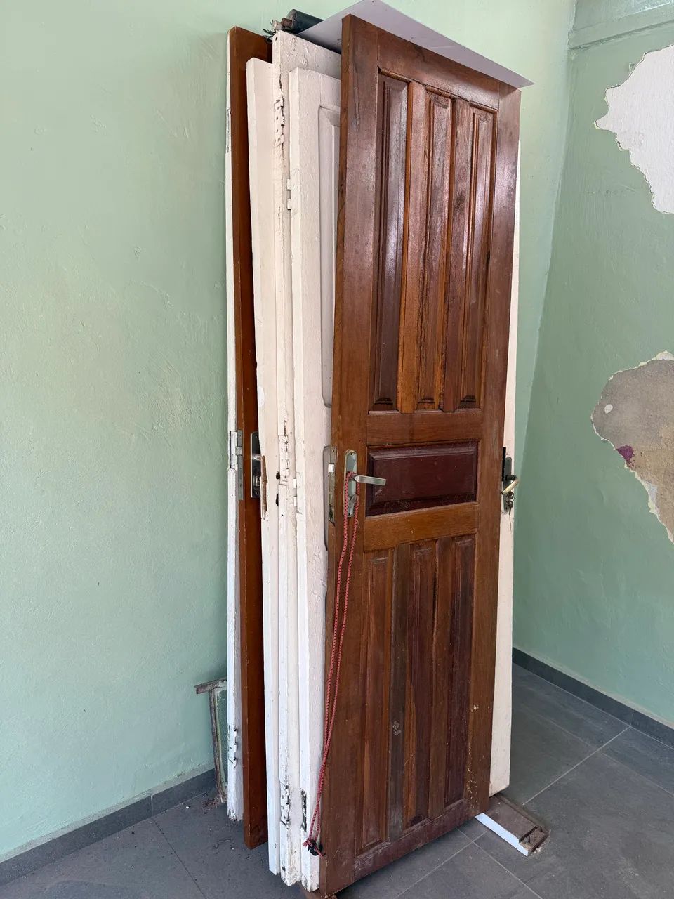 Janelas, portas e telhas 