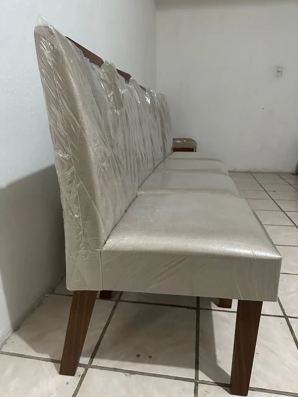 Mesa e cadeiras novas  - Foto 2