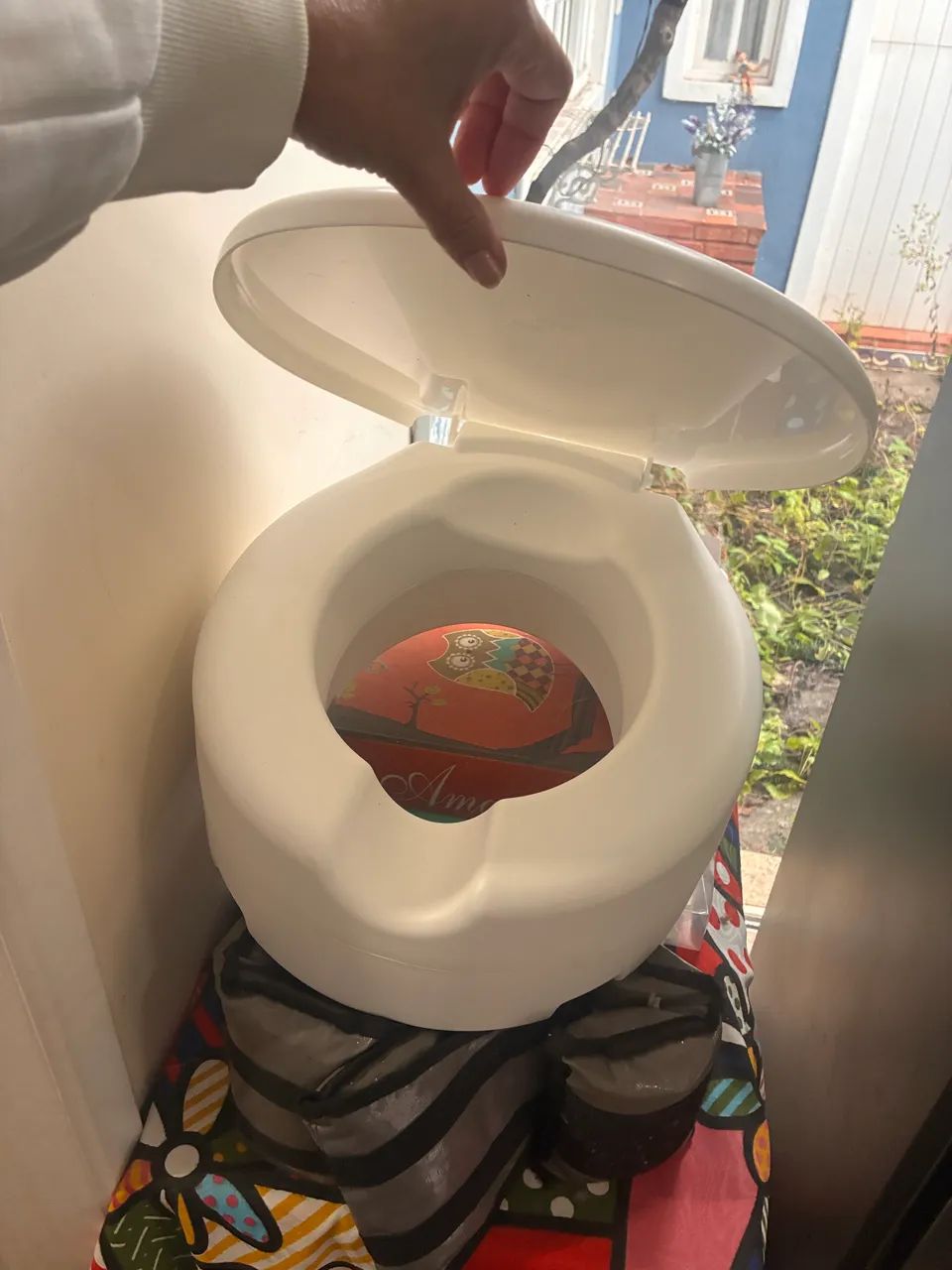 Mesa de ferro com 4 cadeiras de jardim. - Foto 5