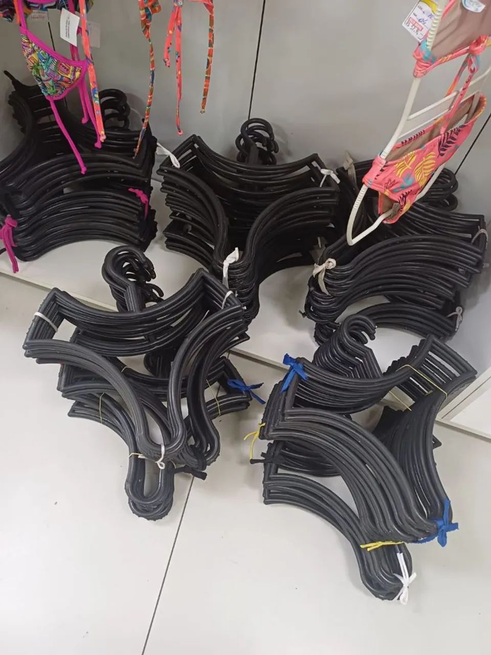 Lote de cabides Silhueta para expor calcinhas e biquínis  - Foto 2