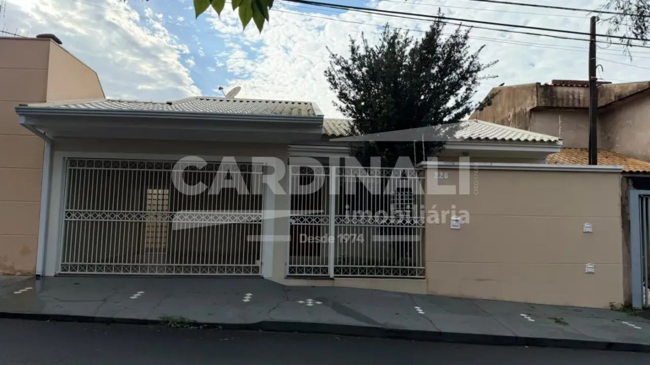 Excelente casa com três dormitórios sendo 1 suite