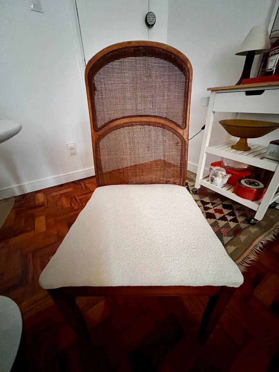 Conjunto de 2 lindas cadeiras madeira marfim  - Foto 4