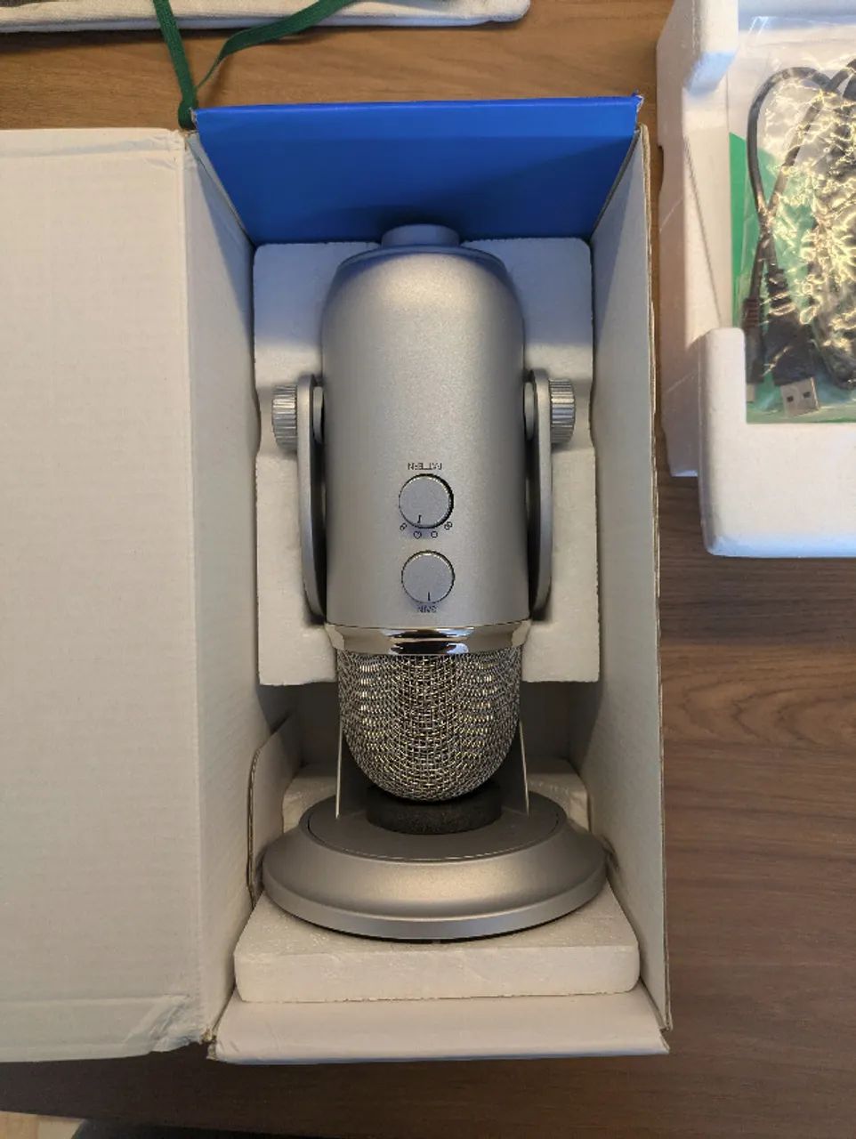 Microfone Blue Yeti Logitech para Streamer e Criadores de Conteúdo - Foto 3