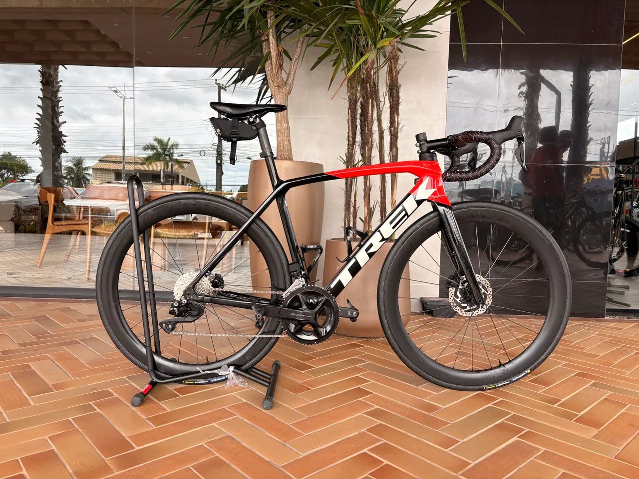 Bicicleta Trek Emonda Sl6 Roda de Carbono Grupo eletrônico DI2 - Foto 3
