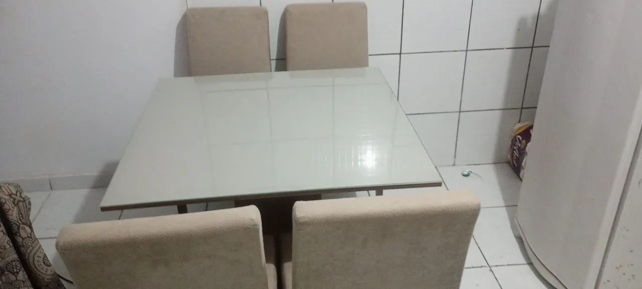 vendo uma mesa com tampo de vidro 