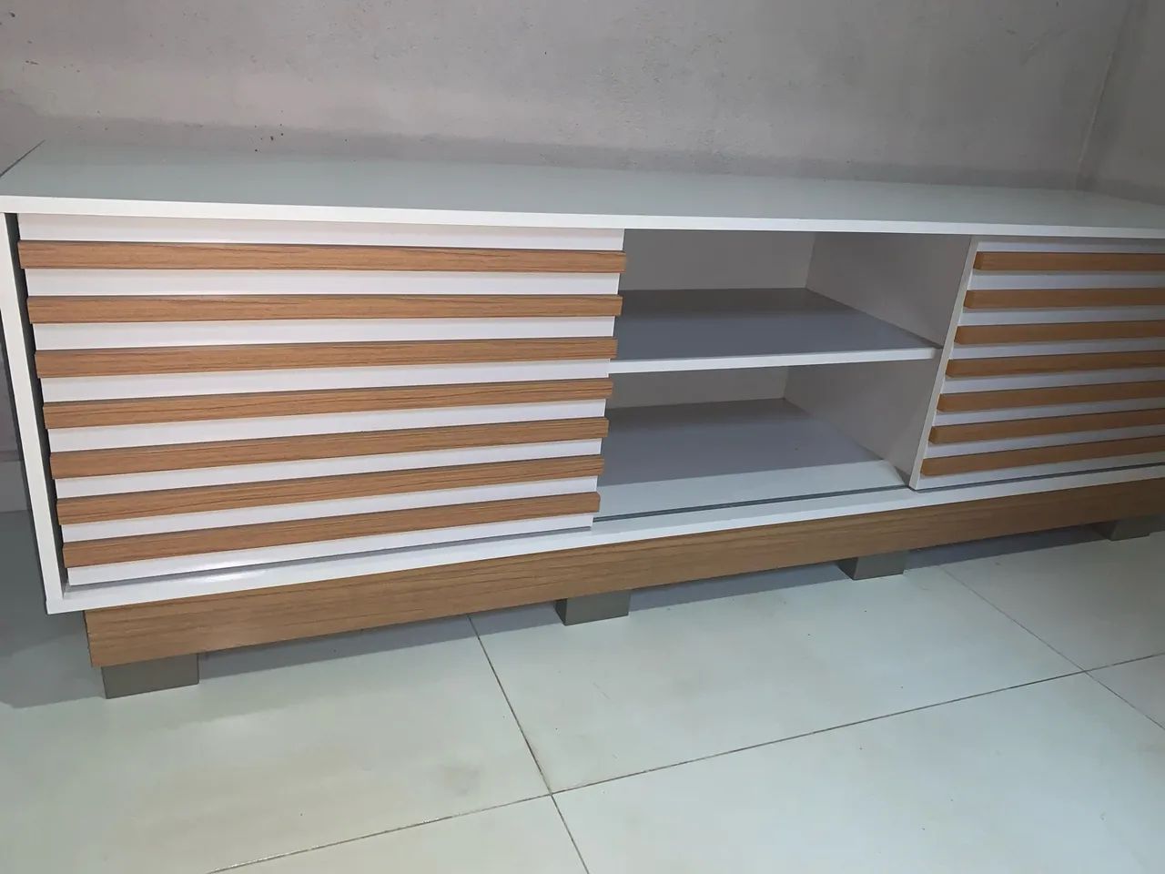 Rack/Bancada para TV com portas ripadas
