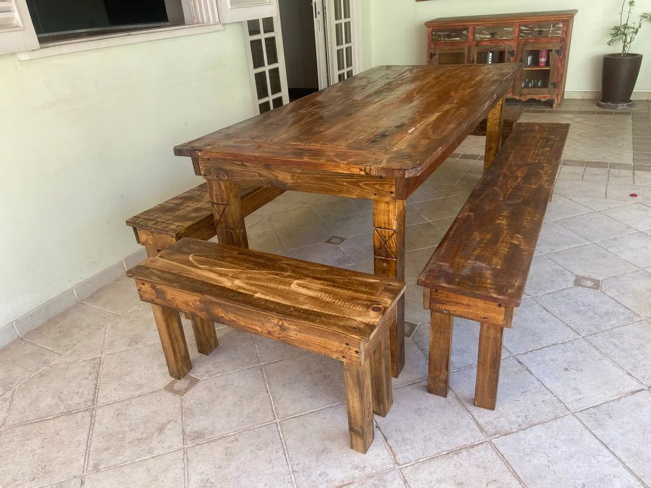 Mesa com Bancos 
