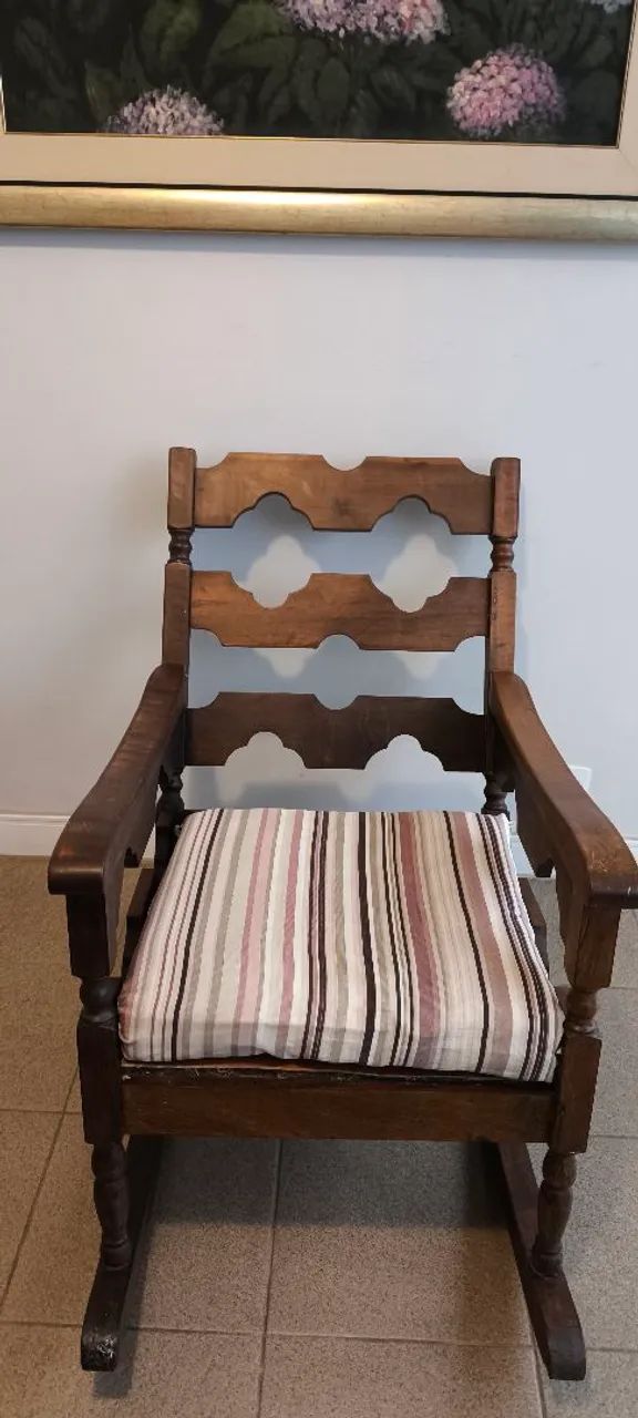 Vendo está cadeira de balanço de madeira maciça 