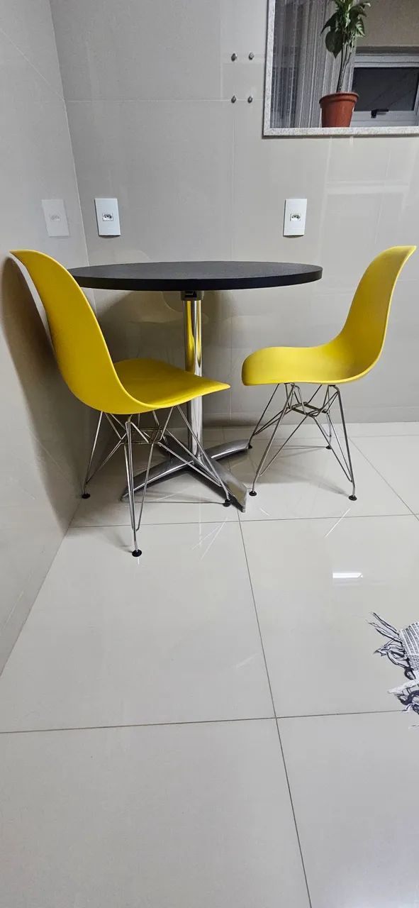 Vendo mesa de cozinha com duas cadeiras