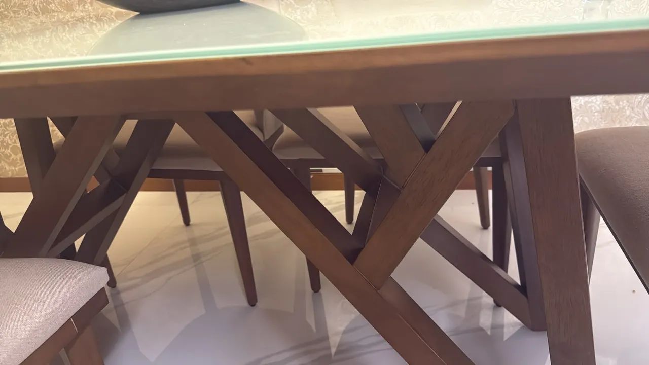 Mesa tampo de vidro e madeira maciça com 6 cadeiras - Foto 3