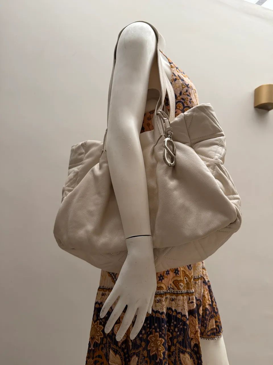 BOLSA SCHUTZ ORIGINAL 100% COURO OFF-WHITE - GRANDE - Foto 5