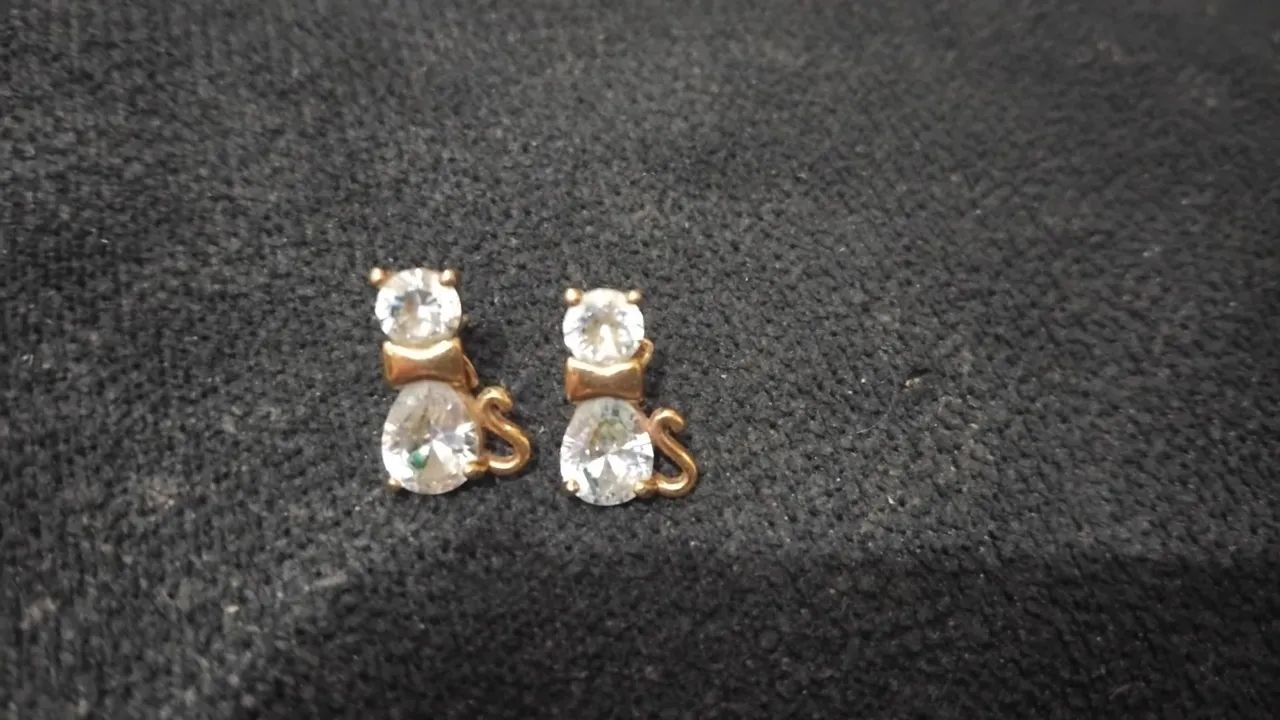 Brinco formato gato com zicornias banhado a ouro 18k da romanel por somente 50,00