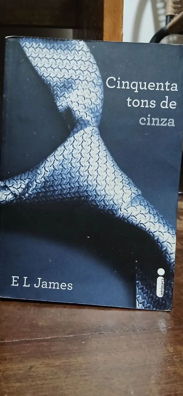Cinquenta Tons de Cinza, de E. L. James, Editora Intrínseca