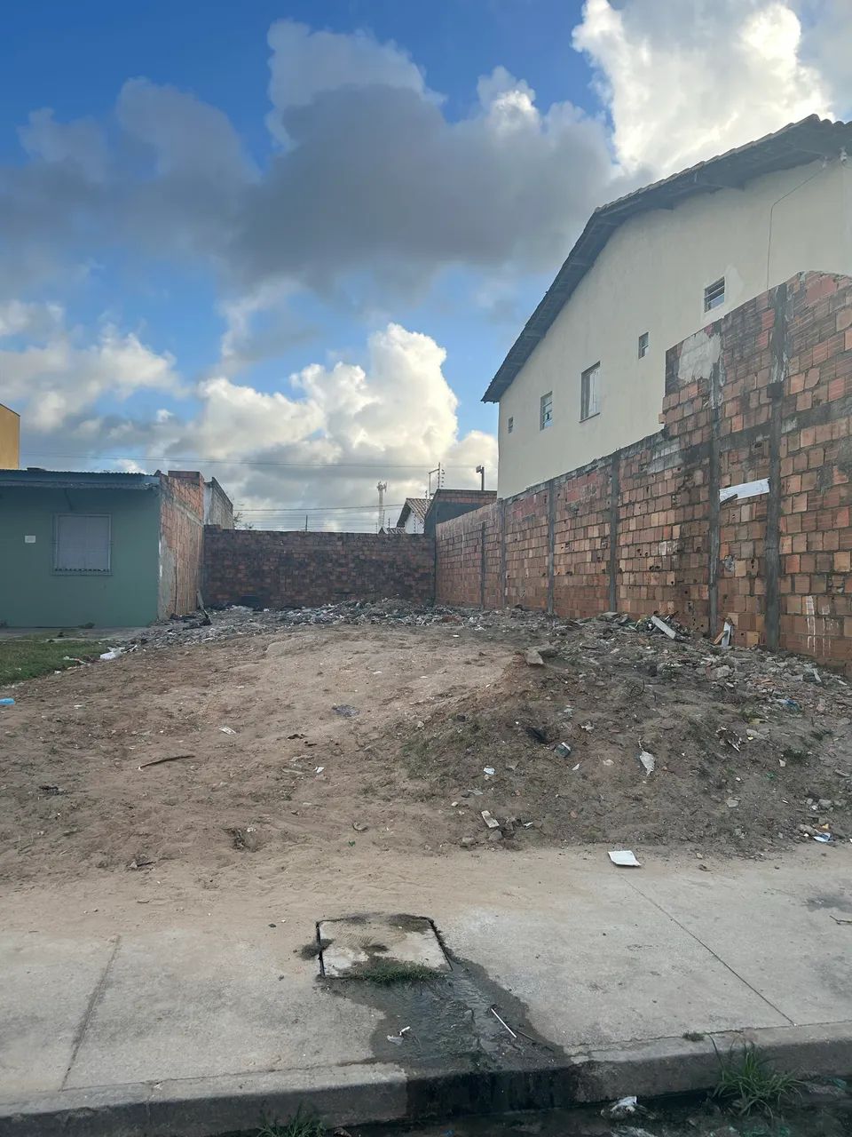 Vende-se Terreno 8x25 Marivan
