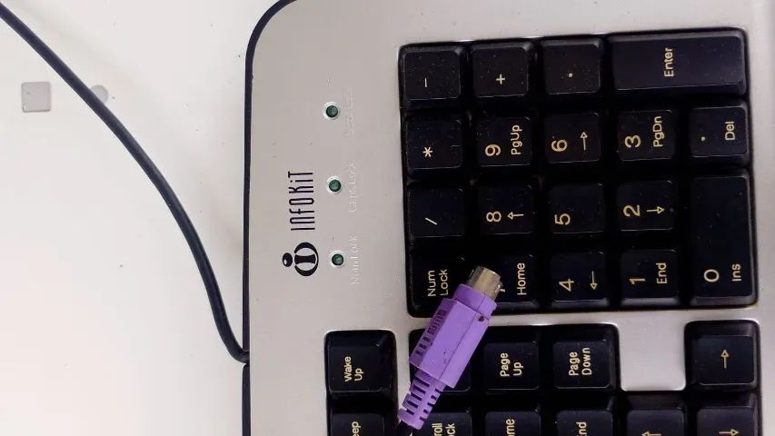 Kit c/ 3 Teclados PC ps/2 usados - Foto 3