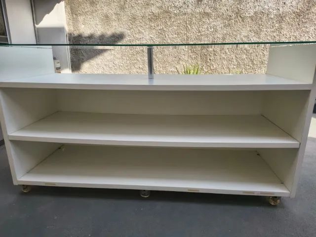Balcão Expositor com Tampo de Vidro e Rodízios - 2,85m