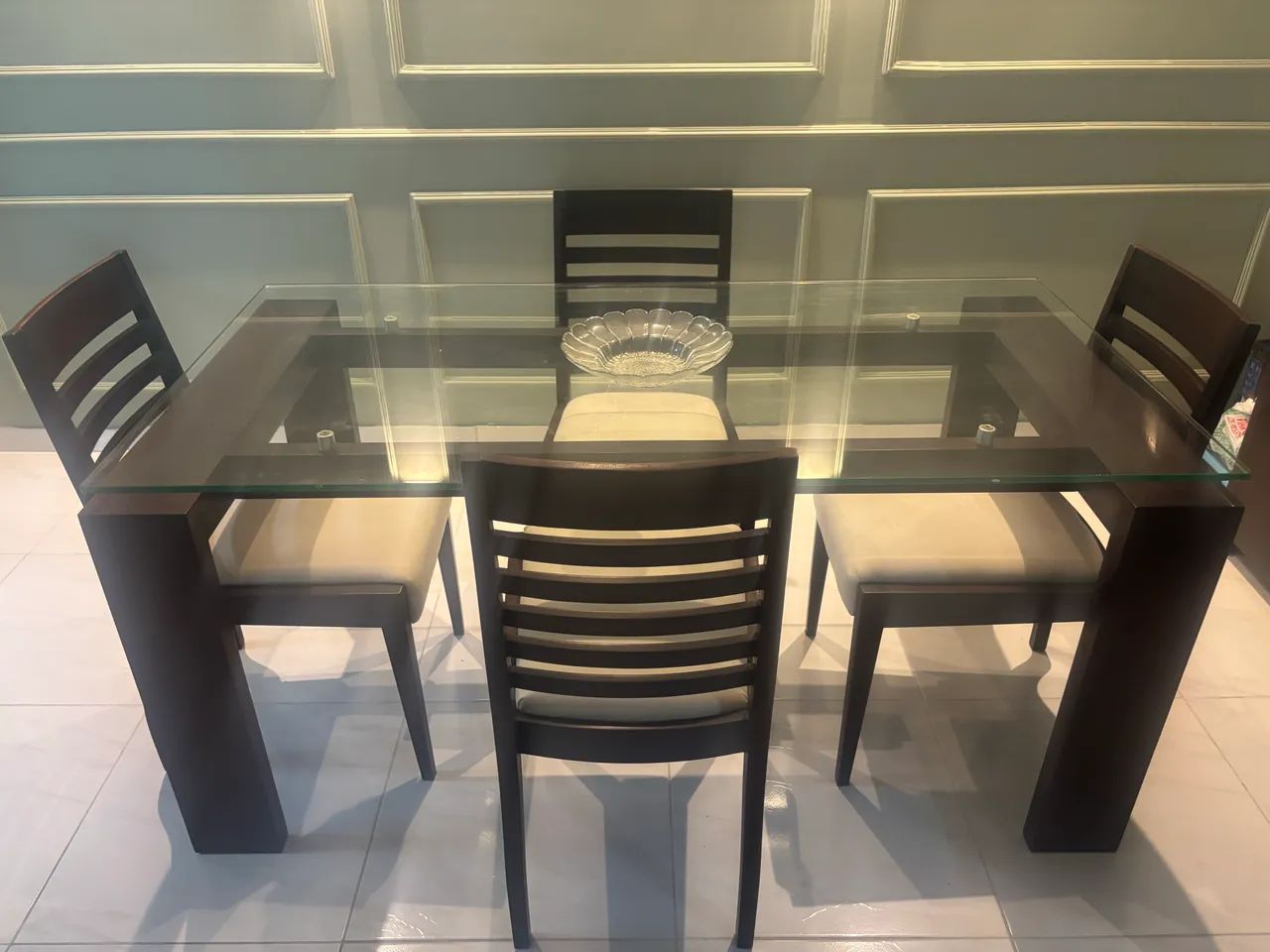 Mesa com 4 cadeiras em perfeito estado  - Foto 2