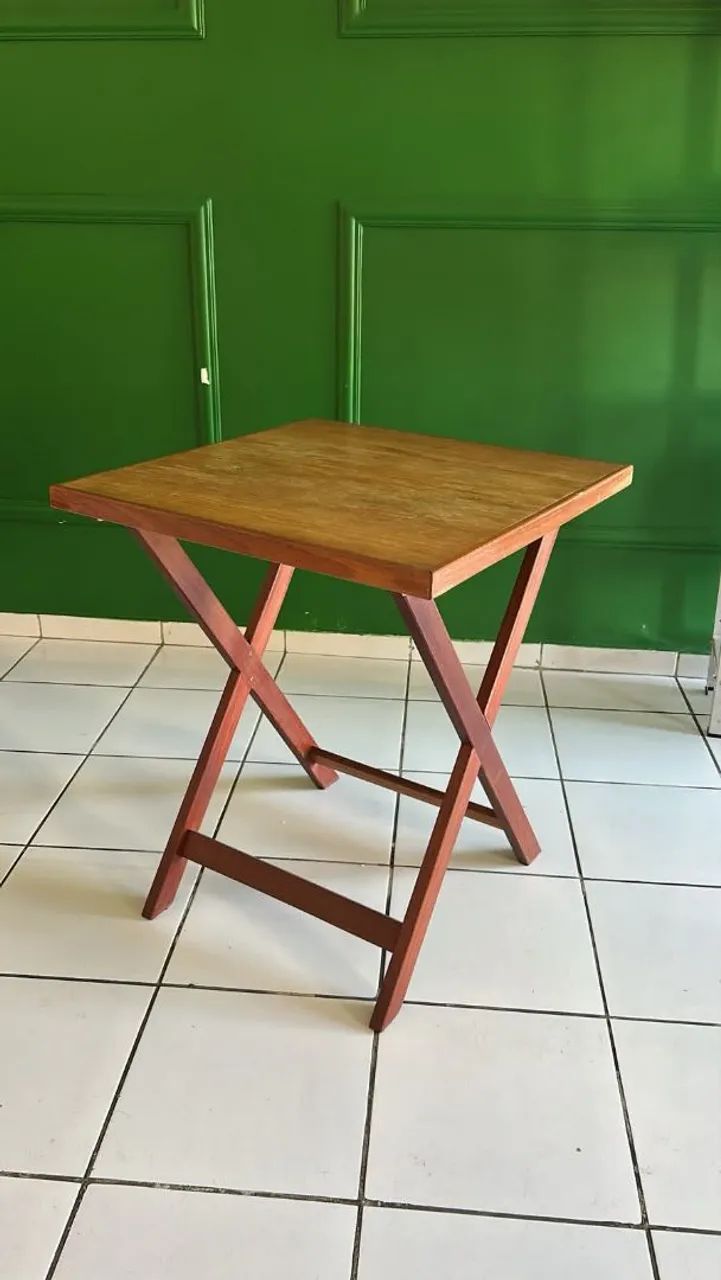 Mesa em madeira ideal para restaurante ou bar