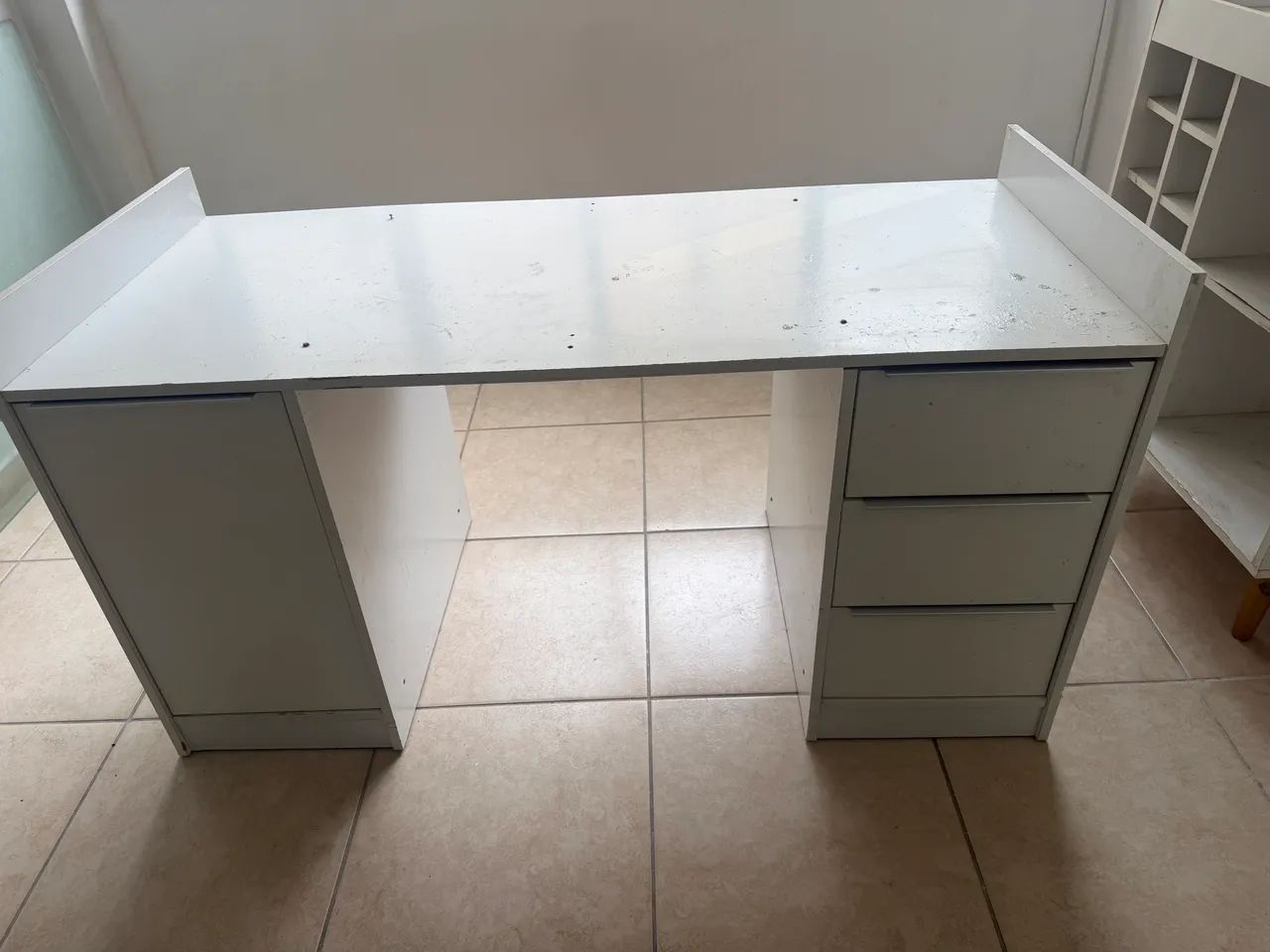 Mesa com gavetas escritório