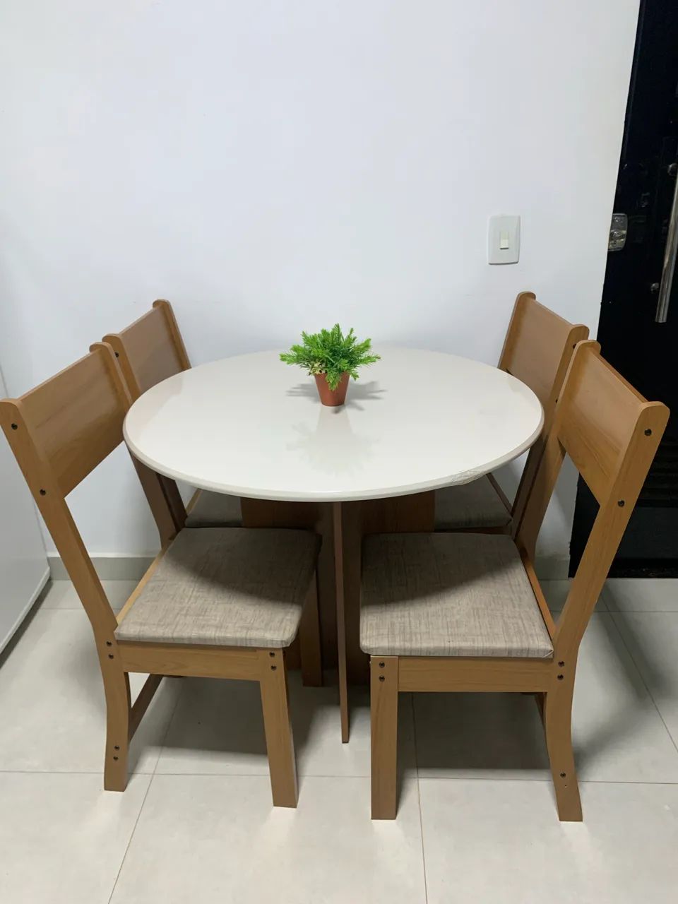 Table with 4 Chairs65704315949697120
