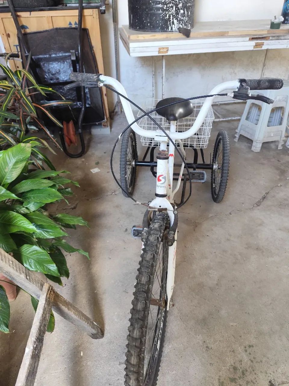 uma bicicleta triciclo  - Foto 2