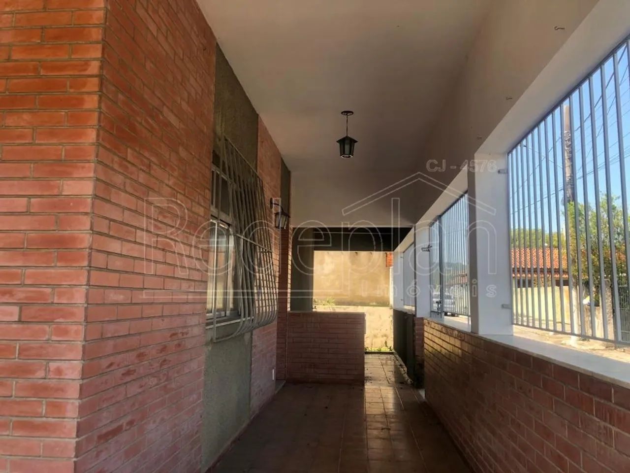 Casa linear no Centro de Quatis