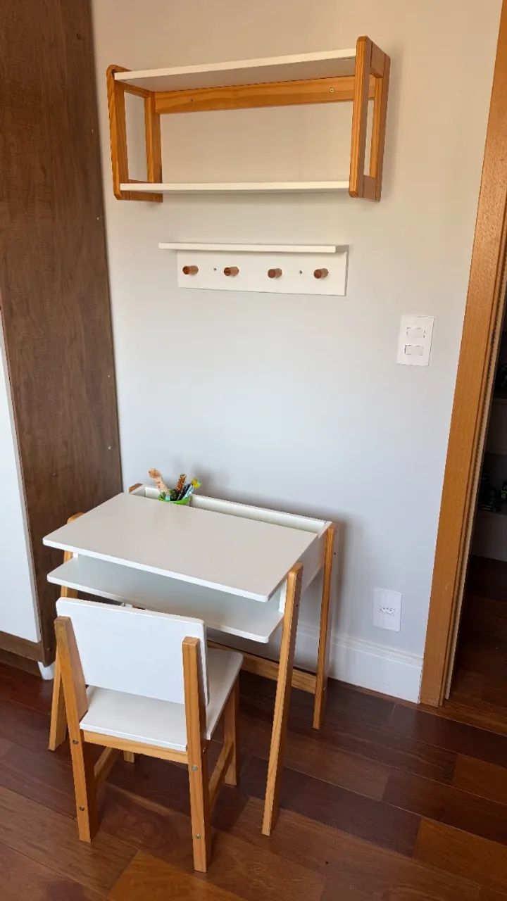 Kit escrivaninha com cadeira, prateleira dupla e cabideiro - Branco