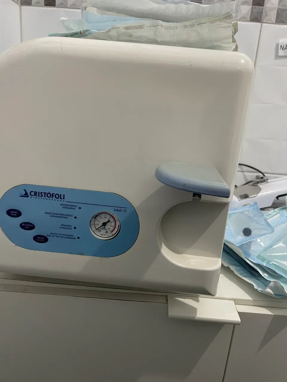 Cadeira odontológica, compressor e autoclave 