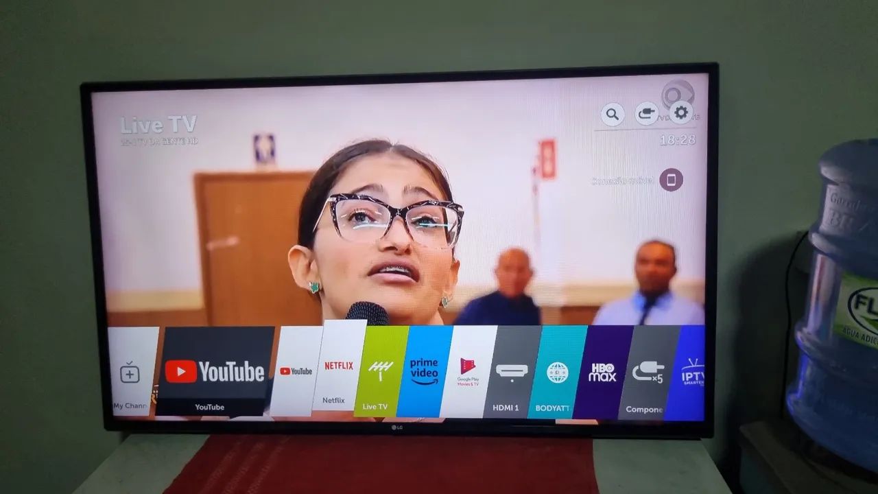 Tv lg smart 50 polegadas tem controle não tem pezinhos ok  - Foto 5