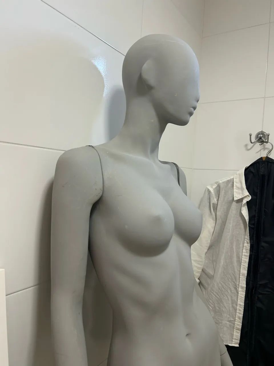 Manequim Feminino Corpo Inteiro com Base Cromada - Foto 3