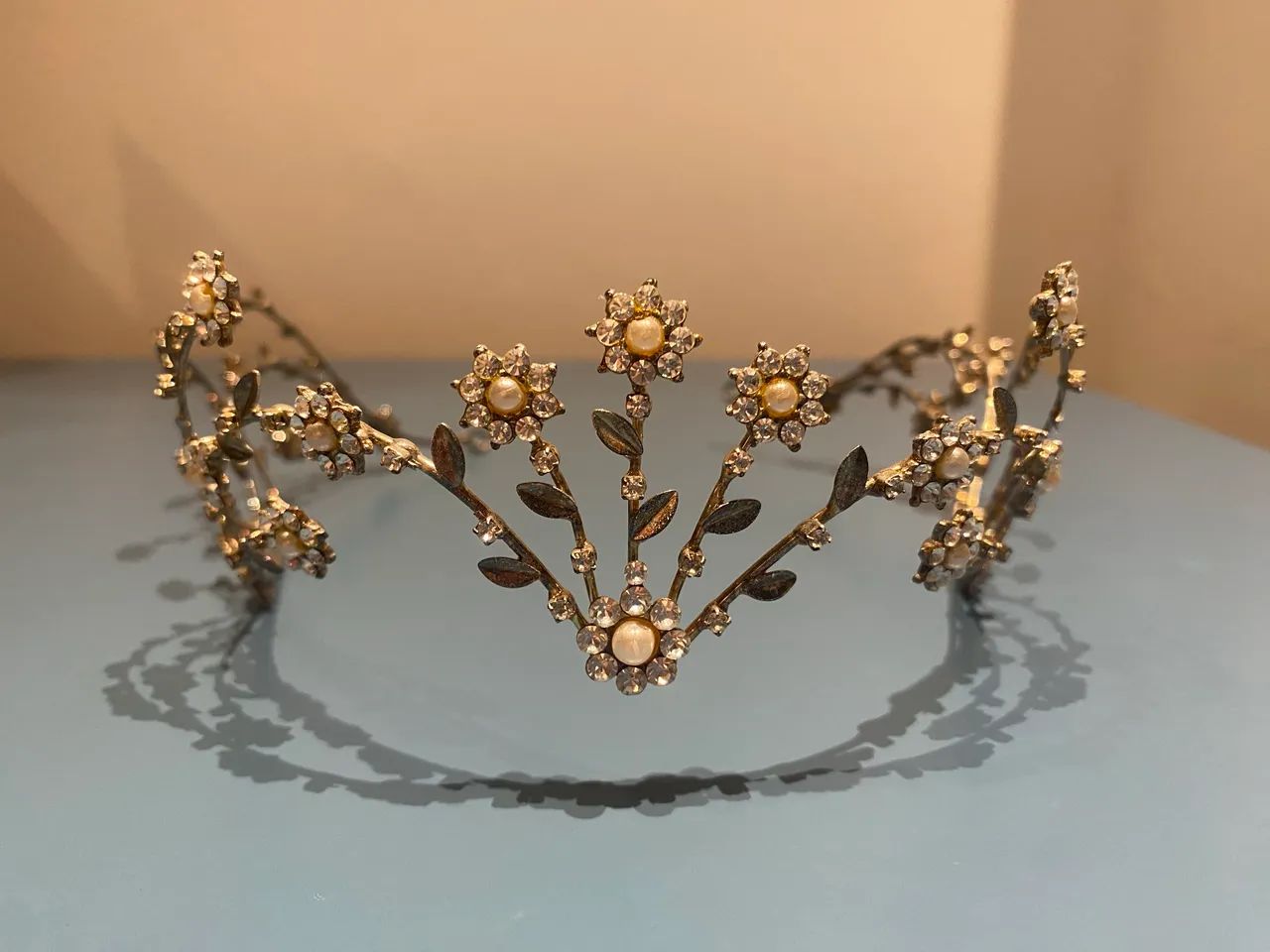 Tiara de Noiva Floral Dourada com Pérolas e Cristais / Grinalda Boho  - Foto 3