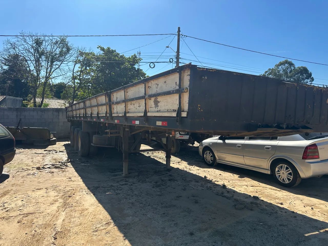 Carreta grade baixa randon com pneus