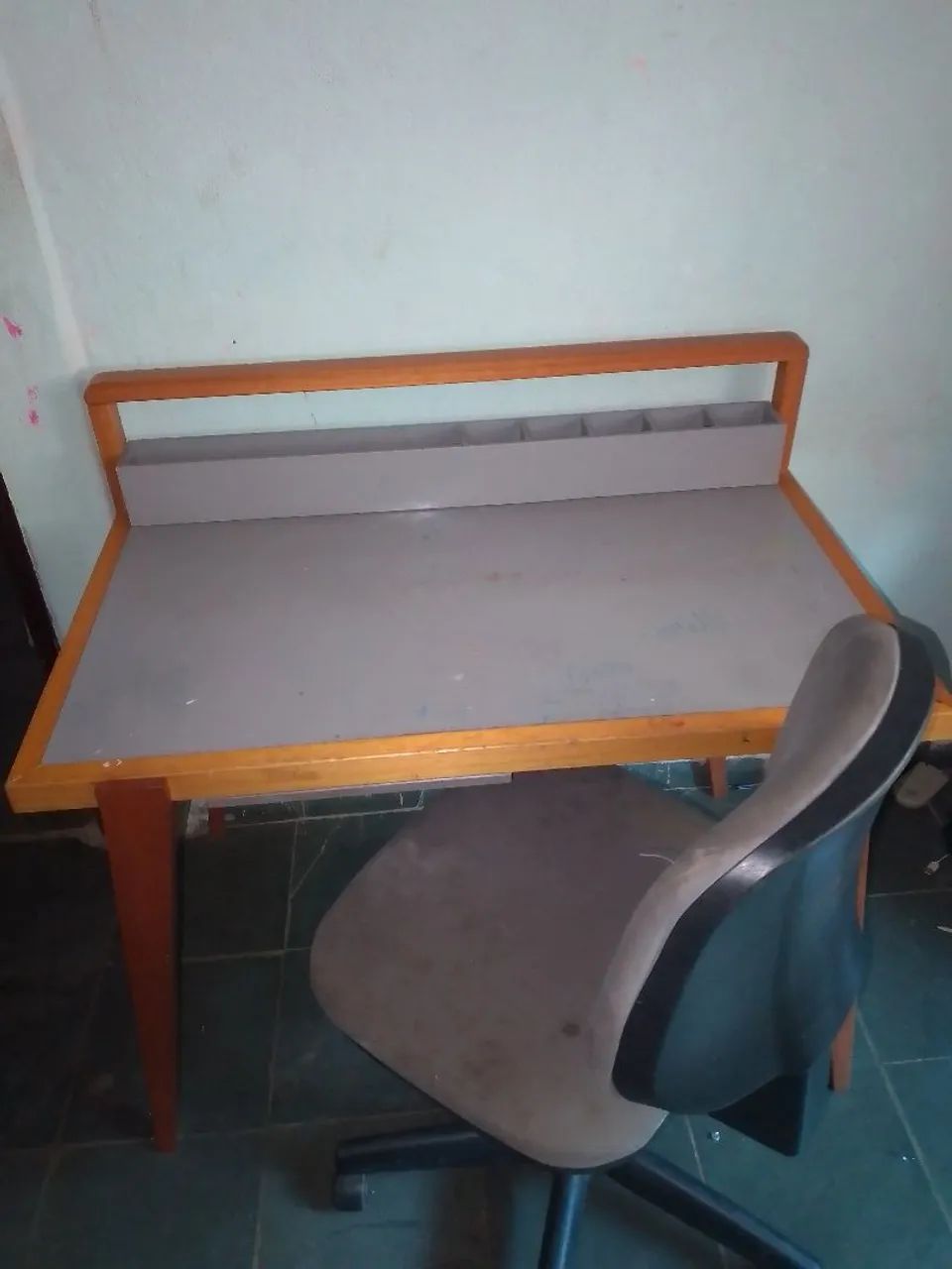 Mesinha de estudos com cadeira 