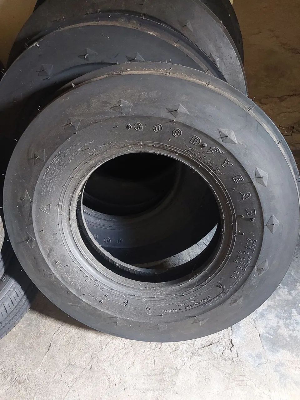 Pneu dianteiro de trator